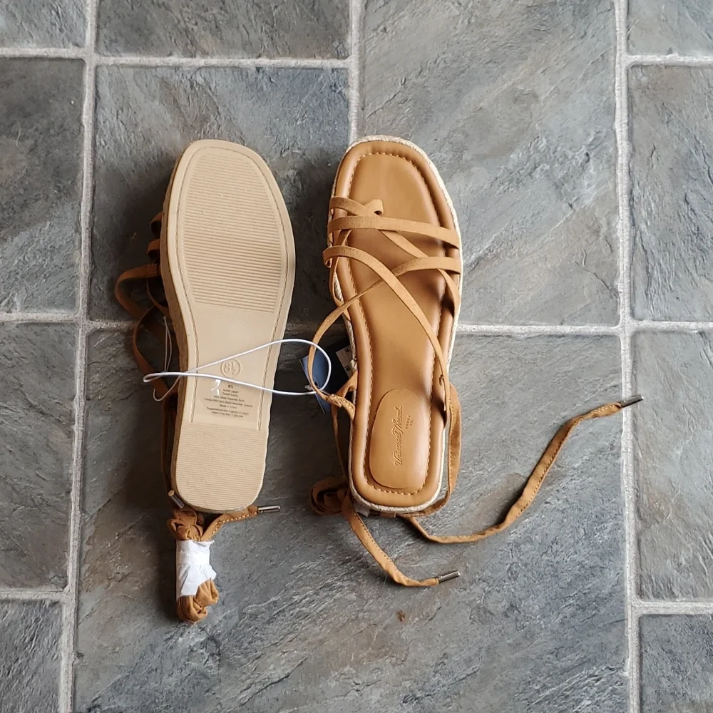 Universal Tread Tan lace up Flats - Picture 2 of 3